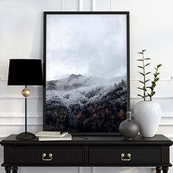 Elegancka ściana z obrazami w prostych liniach Ściana z obrazami